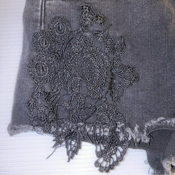 American Eagle Black Super Super Stretch Denim Short w/embroidered appliqué SZ 4 - Picture 2 of 7